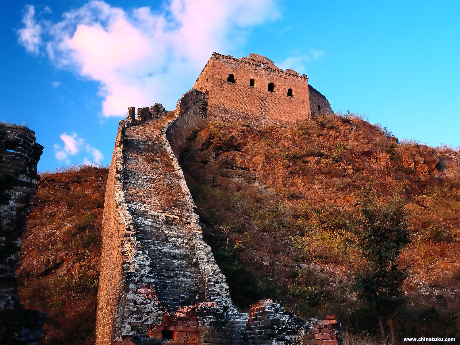 万里长城在是怎么修建而成的，两千多年建成的古代第一军事工程_防御
